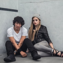 Άντρας και γυναίκα καθισμένοι στο πάτωμα