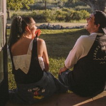 Άντρας και γυναίκα καθιστοί γελάνε