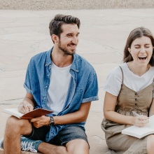 Άντρας και γυναίκα γελούν