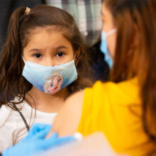 Παιδί παρακολουθεί τον εμβολιασμό της μητέρας του για κορωνοϊό (ΦΩΤΟ ΑΡΧΕΙΟΥ)