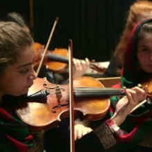 Τα κορίτσια της ορχήστρας Zohra στο Αφγανιστάν παίζουν βιολί