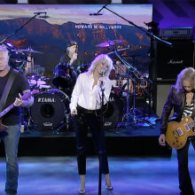 Η Μάιλι Σάιρους τραγουδά το Nothing Else Matters με τους Metallica στη σκηνή