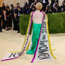 5 σύνολα με κοινωνικό μήνυμα στο φετινό Met Gala