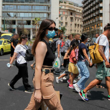 Κοπέλα με μάσκα στη διάβαση πεζών στην πλατεία Συντάγματος (ΦΩΤΟ ΑΡΧΕΙΟΥ) - Τα κρούσματα κορωνοϊού θα ανέβουν το επόμενο χρονικό διάστημα, προειδοποίησε ο Δημοσθένης Σαρηγιάννης