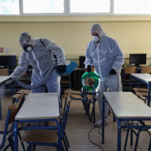 Απολύμανση για κορωνοϊό σε σχολείο (ΦΩΤΟ ΑΡΧΕΙΟΥ) - Τρίτη δόση για όλους τους επόμενες μήνες, σύμφωνα με τη Ματίνα Παγώνη