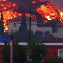 Ποτάμι λάβας από το ηφαίστειο Πάλμα στην Ισπανία δίπλα σε σπίτια