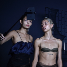 Nensi Dojaka: Γιατί όλες θέλουν να φορέσουν ρούχο της;