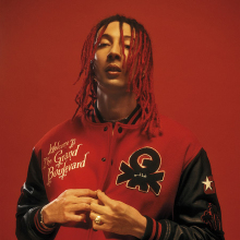 Ο ιταλός μουσικός Ghali με μπουφάν Benetton