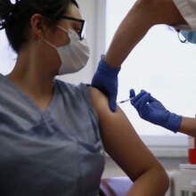 Υγειονομικός εμβολιάζεται για τον κορωνοϊό (ΦΩΤΟ ΑΡΧΕΙΟΥ) - Στις 30 Σεπτεμβρίου ανοίγει η πλατφόρμα των ραντεβού για την τρίτη δόση εμβολίου σε υγειονομικούς