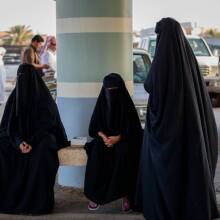 Γυναίκες με μπούρκα στην τοπική αγορά στο Buraidah της Σαουδικής Αραβίας