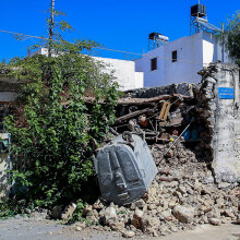 Κατεστραμμένο κτίριο στο Αρκαλοχώρι μετά τον ισχυρό σεισμό στο Ηράκλειο Κρήτης