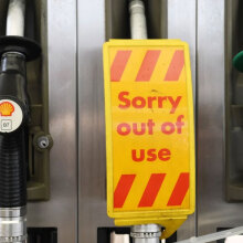 «Εκτός λειτουργίας» γράφει η ταμπέλα στην αντλία σε πρατήριο υγρών καυσίμων στο Λονδίνο, καθώς συνεχίζεται η κρίση με τα καύσιμα στη Βρετανία