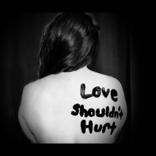 13 ατράνταχτα σημάδια ότι ζεις με έναν κακοποιητή