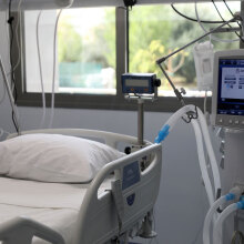 Κλίνη ΜΕΘ (ΦΩΤΟ ΑΡΧΕΙΟΥ) - Μητέρα και γιος στον Βόλο, οι οποίοι δεν είχαν κάνει το εμβόλιο, πέθαναν από κορωνοϊό