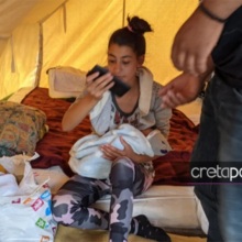 Σεισμός στην Κρήτη: Συγκίνηση για το βρέφος δέκα ημερών που μένει σε σκηνή