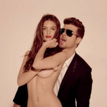 Έμιλι Ρατακόφσκι και Ρόμπιν Θικ στο βιντεοκλίπ του τραγουδιού «Blurred Lines»