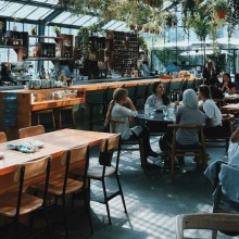 Τέλος οι περιορισμοί στην εστίαση για τους εμβολιασμένους