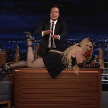 Η Μαντόνα έδειξε το εσώρουχό της στην εκπομπή του Φάλον