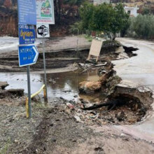 Οι πλημμύρες στη Βόρεια Εύβοια είχαν ως αποτέλεσμα να κοπεί δρόμος στο παραλιακό μέτωπο