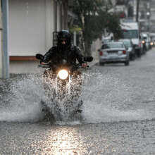 Οδηγός μηχανής διασχίζει πλημμυρισμένο δρόμο (ΦΩΤΟ ΑΡΧΕΙΟΥ) - Ο καιρός αύριο Δευτέρα 11 Οκτωβρίου 2021 έχει καταιγίδες και χαλάζι