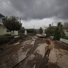 Στην Αγία Άννα, στη Βόρεια Εύβοια, οι πλημμύρες είχαν ως αποτέλεσμα να ανοίξει ο δρόμος