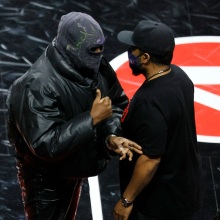 O ράπερ Kanye West με μάσκα μιλά με τον Ice Cube