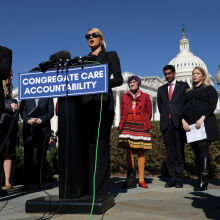 H Πάρις Χίλτον έξω από το Καπιτώλιο μιλά για την κακοποίηση που υπέστη