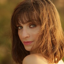 Μια γυναίκα με καρέ κούρεμα. 