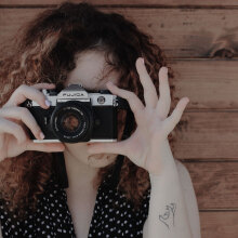 Γυναίκα με παλιά φωτογραφική μηχανή