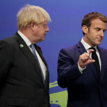 Η viral φωτογραφία του Τζόνσον με τον Μακρόν