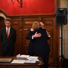 Ο Εμανουέλ Μακρόν αγκαλιάζει την Άνγκελα Μέρκελ στην τελευταία τους συνάντηση στη Γαλλία πριν αποσυρθεί από την πολιτική η καγκελάριος της Γερμανίας