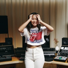 Μοντέλο με ρούχα Tommy Hilfiger από τη συλλογή «Tommy Revisited: Music Edition»