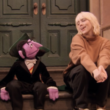 H Billie Eilish τραγουδά στην Sesame Street
