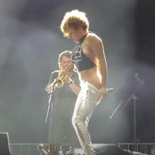 Η Sophia Urista ουρεί σε θαυμαστή της στη σκηνή