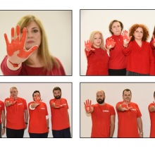 Άντρες και γυναίκες εργαζόμενοι της METRO φωτογραφίζονται για το project #REDress