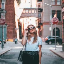 Γυναίκα με μαύρη φούστα