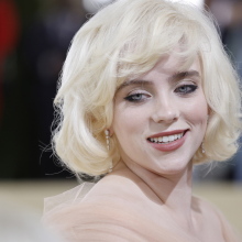 Η Billie Eilish έγινε καστανή 