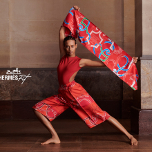 Γιόγκα με αξεσουάρ του Οίκου Hermes 