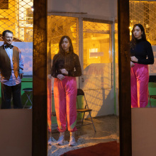 Ο Ηλίας Κουνέλας σκηνοθετεί την «Παράσταση» σ' ένα εγκαταλειμμένο κουρείο στο Γκύζη