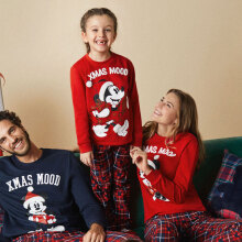 Άντρας, γυναίκα και κορίτσι στην καμπάνια της χριστουγεννιάτικης συλλογής Yamamay