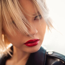 Ξανθιά γυναίκα με κόκκινο κραγιόν στα χείλη