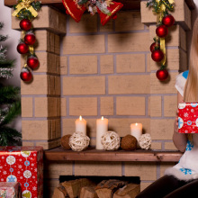 Ένα κορίτσι κρατάει στα χέρια του το χριστουγεννιάτικο δώρο του