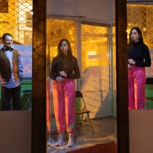 Στιγμιότυπο από την «Παράσταση» στο εγκαταλελειμμένο κουρείο στο Γκύζη.  