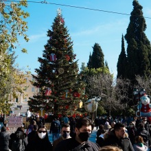 Χριστούγεννα με μέτρα και μάσκες στη σκιά της μετάλλαξης Όμικρον