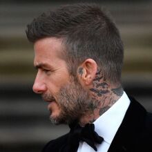 Ντέιβιντ Μπέκαμ: Σηκώθηκε στις μύτες των ποδιών στην χριστουγεννιάτικη οικογενειακή φωτογραφία