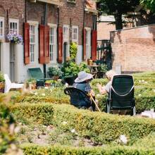 Δύο ηλικιωμένες κυρίες κάθονται σε καρέκλες στον κήπο