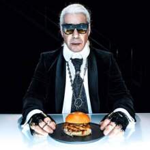 Ο τραγουδιστής των Rammstein, Till Lindemann, ποζάρει ως Karl Lagerfeld σε τηλεοπτική διαφήμιση για vegan burger