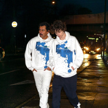 Ο σχεδιαστής Χάιντερ Άκερμαν και ο Τιμοτέ Σαλαμέ φορούν το hoodie που σχεδίασαν μαζί