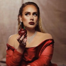 Η Adele με  κόκκινη δημιουργία Vivienne Westwood