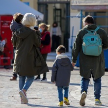 Άδειες γονιών με ανήλικα παιδιά που νοσούν με κορωνοϊό: Κατατέθηκε η τροπολογία για τους δημοσίους υπαλλήλους.